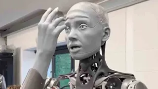 Robot AMECA asusta a sus creadores al quitar la mano de su rostro