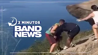 BandNews em 2 Minutos  (18/09/23 - Tarde) Briga de turistas no RJ quase termina em tragédia