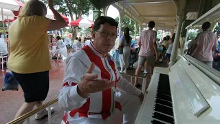 Casey's Corner Leyend Jim Omohundro Curious About The Size Of A Gopro Camera - Magic Kingdom 2018