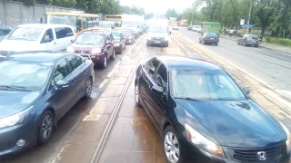 Дорожный хаос на Привокзальной, вид из трамвая. Киев 27.05.21