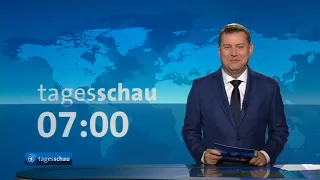 Lustige Übergabe von Tagesschau Sprecher Jens Riewa an das ARD-Moma.