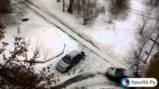 Во дворах Орска застревают авто. 07.02.2016