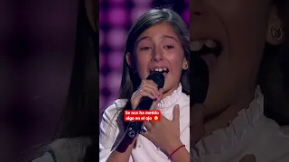 Rompe a llorar mientras canta 🥲 | #LaVozGlobal #Shorts