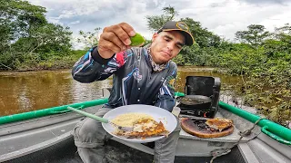 Pescando embarcado e fritando na hora no meio do rio