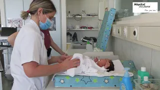 H JU Maternité   Baigner son bébé