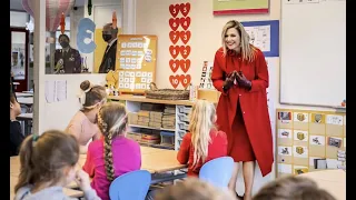 Eerste bezoek in tijden voor Máxima: koningin in het Spaans toegezongen door leerlingen