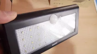 Magnifique lampe solaire à détecteur de mouvement bien pratique