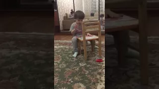 В 3 года мальчик научился играть на барабане