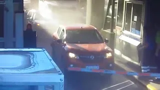 Mirá el momento en el que un camión aplasta a un auto en un peaje de la Panamericana