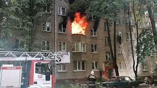 Пожар, оперативно приехали МЧС.