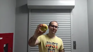 Как разломать яблоко пополам руками