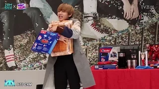 [미공개X직캠] 정국, 뷔 과자 먹방&부모님 선물 고르는 뷔 / BTS Fancam_eating&V's gifts for parents [아이돌잔치] 11회 20170307