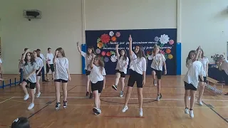 Taniec "Shut up and dance" w wykonaniu wspaniałych tancerzy z klasy 8