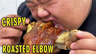 Brother Monkey makes "crispy roasted elbows", it's so cool to hold and chew!