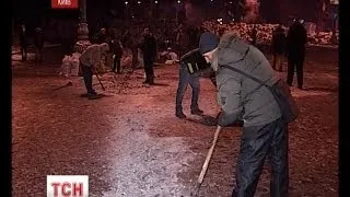 На Грушевського вогонь горить тільки у діжках, щоб зігрітись