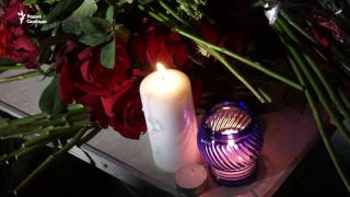 Москвичи несут цветы в память о погибших в авиакатастрофе Ту-154