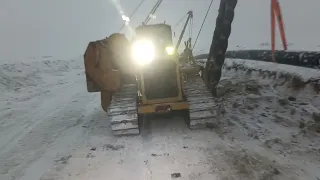 укладка трубы в траншею тремя трубоукладчикинь.