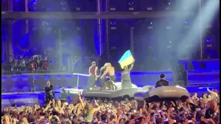 Rammstein zeigt Ukraine Fahne und WILLKOMMEN Schild - live in Zürich 30.5.2022