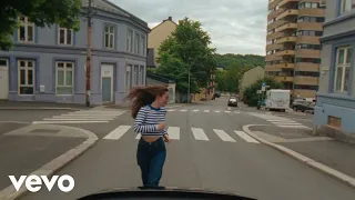 Sigrid - A Driver Saved My Night (up close) (Visualiser)