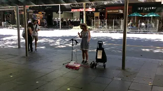 entertained by a BUSKER in Melbourne /  i'm a traveler
