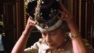 Queen Elizabeth II wearing the Imperial State MEIRSEB