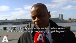 Amerikaanse minister op de fiets door Amsterdam: 'Be very afraid!'