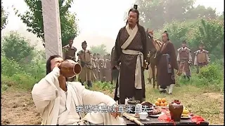 【Full Movie】Bullies attack a drunkard, but he's a kung fu master, swiftly killing 100 with a sword.