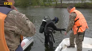 Пляшки, цегла та пластик: у Полтаві до купального сезону водолази розчищають від сміття дно Ворскли