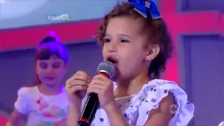 Sienna Belle e Analu Sampaio  cantando (Corcovado)  no Programa do Raul Gil