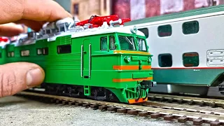 Our trains Modimio No. 1 ELECTRIC LOCOMOTIVE VL 60K 1/87. About cars.