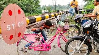 Extremely Dangerous Move by the People: Furious Speed EMU Local Train Madly attack Railgate