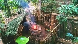 Bushcraft Shelter Build, survive for days in the Wood, exposed to heavy rain, thunder and lightning