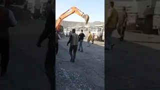 Furioso e sem salário, trabalhador usa escavadeira para destruir frota de caminhões da empresa