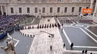 La benedizione Urbi et Orbi del Papa per il Natale in piazza San Pietro con la banda dei...