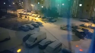 "Tombe la neige" ("Падает снег"). Снежок смотрит на снег 🐼🌨️