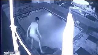 Крокодил в Бассейне Напал на Людей/Crocodile in Swimming Pool