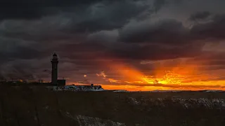 Таймлапс видео. Маяк на мысе Слепиковского и божественный закат на фоне.