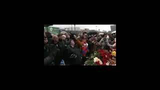 Валерия и Иосиф Пригожин возложили цветы к мемориалу в память о погибших в Крокус сити холле