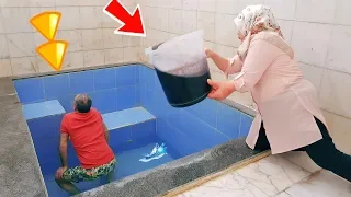 İn The Pool Slime And Motorine PRANK! KOCAMAN Kova Dolusu Motoryağını Havuzun İçinde Kerem Kafasına