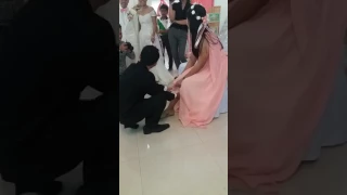 isuot ang garter... hehehe kagilok ingon ang baje.