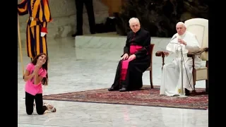 Pope gives girl free run of audience stage, delighting crowd