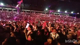 thousand of thousands people singing Kahit Maputi na ang Buhok ko with Sharon Cunita