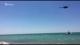 Над крымским пляжем совершил полет военный вертолет