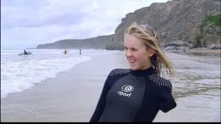 Soul Surfer Bethany Hamilton teaches Blue Peter's Gethin Jones to surf (2005)