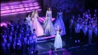 Celtic Woman & PS22 Chorus "YOU RAISE ME UP" at Radio City Music Hall