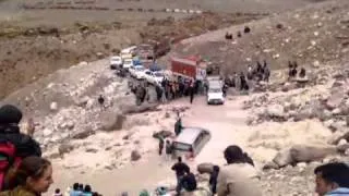 Car stuck in Flash Flood near Baralacha La.