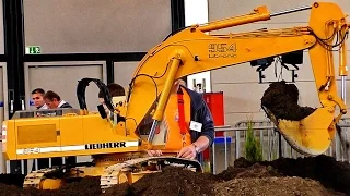 GIGANTIC XXXL RC MODEL EXCAVATOR LIEBHERR 954 AT WORK / Faszination Modellbau 2016