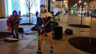 Би-2 - "Полковнику никто не пишет", уличные музыканты выступают на Невском проспекте в Петербурге...