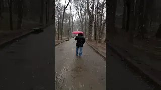 Мужчина с зонтиком, можна с вами познакомиться. Парк. Знакомство.