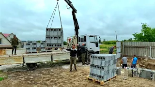 Приїхала бригада на сарай, плюс ще дві машини шлакоблока, Куча людей я нікого незнаю ...🫢